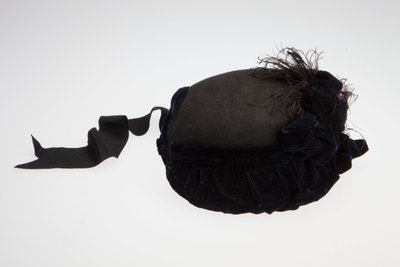 Zwarte en marineblauwe dameshoed met veren door Unknown
